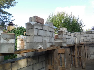 Köpük beton bloklardan yapılmış küçük bir ev. Köpük yalıtımlı inşaat malzemesi.