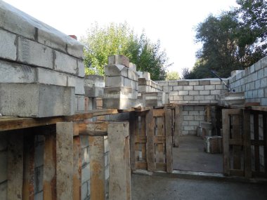 Köpük beton bloklardan yapılmış küçük bir ev. Köpük yalıtımlı inşaat malzemesi.