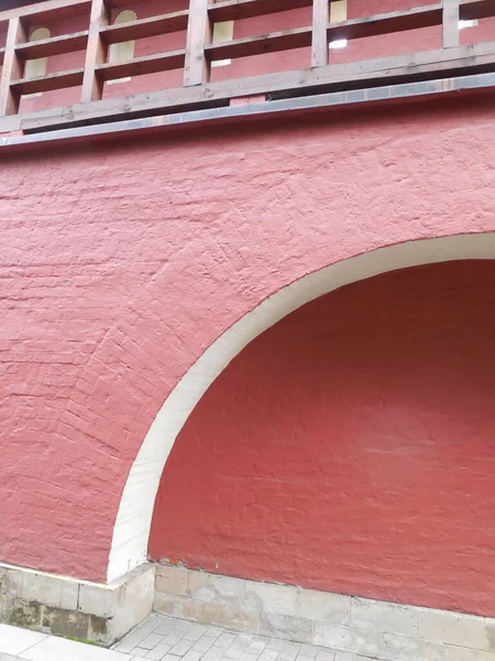 Eine Alte Massive Rote Backsteinmauer Mit Einem Nischenbogen — Stockfoto
