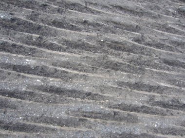 Asfalt kaldırımın tamiri. Üst katman boylamsal sığ çizgiler uygulayarak kaldırılır. 