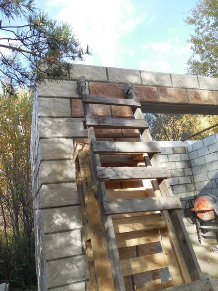 Eine Hausgemachte Holztreppe Der Wand Eines Bau Befindlichen Hauses Die — Stockfoto