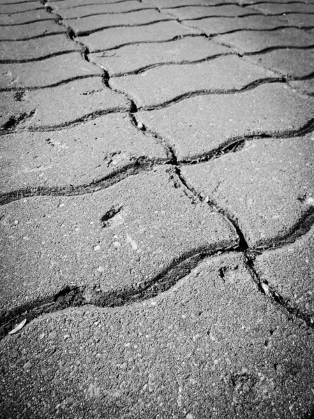 Pavimento Com Velhas Lajes Pavimentação Tipo Onda Encaracolada Rachaduras Buracos — Fotografia de Stock