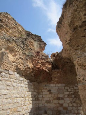 Tunus, Kartaca, Temmuz 2013. Yıkılmış bir taş binanın büyük parçaları..