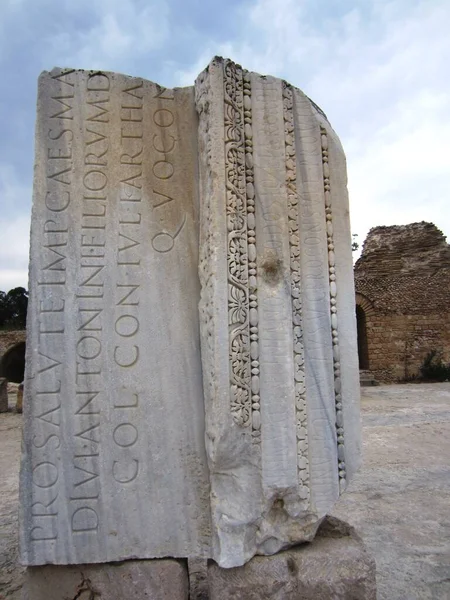 Tunis Carthage July 2013 一座被毁的石头建筑的大块碎片 上面有拉丁文的碑文和漂亮而清晰的饰物 — 图库照片