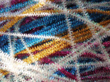 Hafif bir bokeh etkisi olan sağlam bir yeni yıl geçmişi. Parlak yeni yıl süsleri farklı renklerde.