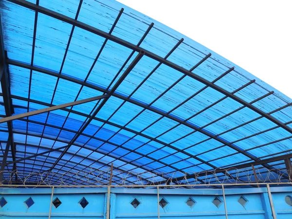 明るい青ポリカーボネート製の半透明の球状キャノピー 営業所 の上の構造物は金属製の支持体に取り付けられている — ストック写真