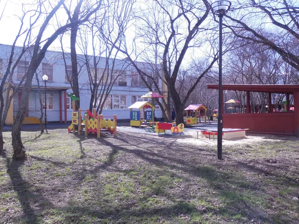 Het Gebied Van Kleuterschool Het Vroege Voorjaar Een Speeltuin Uitgerust — Stockfoto