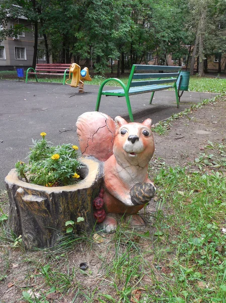 Striking Element Design Children Playground Sculpture Made Concrete Squirrel Plants — Stock Photo, Image