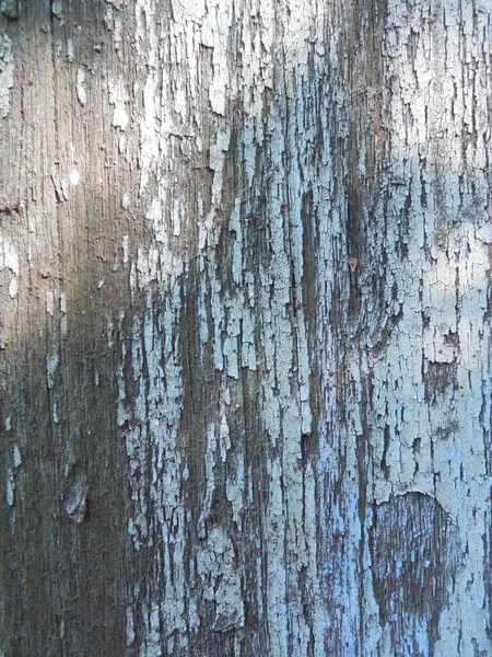 塗料の亀裂や剥離層を持つ古い木造建築物の表面 — ストック写真