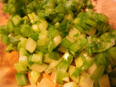Işık ışınlarında, su damlacıklarıyla şeffaf polietilen arkaplanındaki bir elin gölgesinin soyut görüntüsü. Trajik mistik geçmiş, fantezi. Siyah beyaz tek renkli fotoğraf..