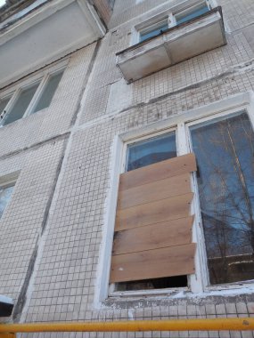 Eski ev yeniden yerleştirildi. Bina Moskova yenileme programı kapsamında yıkılacak. Pencerelerdeki camlar kırılmış, pencereler tahta ile kapatılmış..