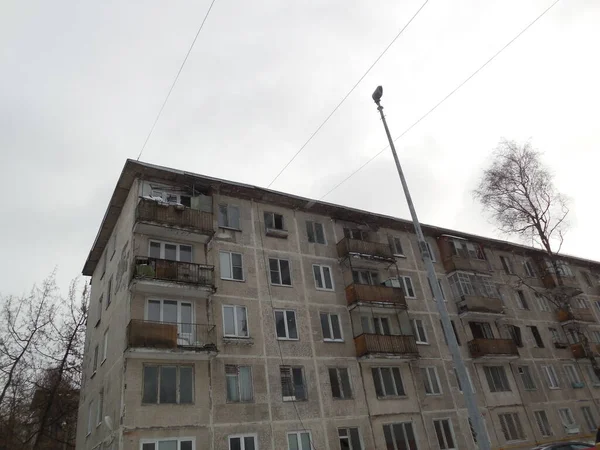 作为莫斯科整修计划的一部分 旧的五层板房已经重新安置 居民已经搬迁 该建筑将被拆除 — 图库照片