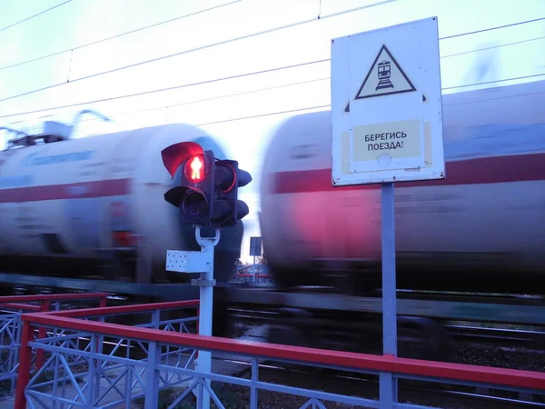 Verbod Verkeerslichtsignaal Rood Bij Een Voetgangersovergang Een Spoorweg Passeert Snel — Stockfoto
