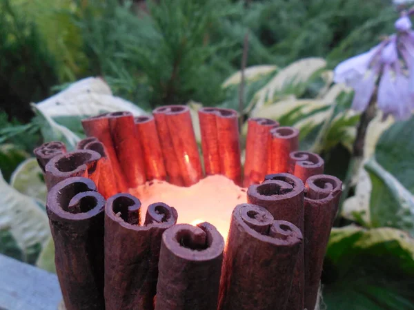 Ein Origineller Kleiner Kerzenständer Mit Brennender Kerze Auf Dem Hintergrund — Stockfoto