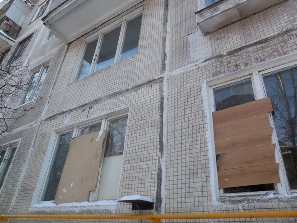 Eski ev yeniden yerleştirildi. Bina Moskova yenileme programı kapsamında yıkılacak. Pencerelerdeki camlar kırılmış, pencereler tahta ile kapatılmış..