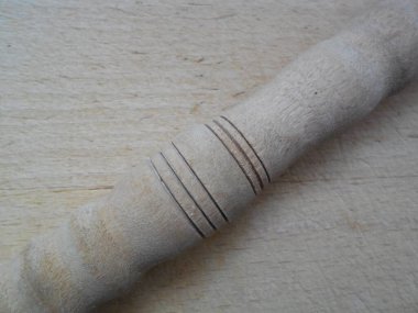 Düz bir tahtanın arka planında şekillendirilmiş ahşap boşluklar (ayrıntılar).