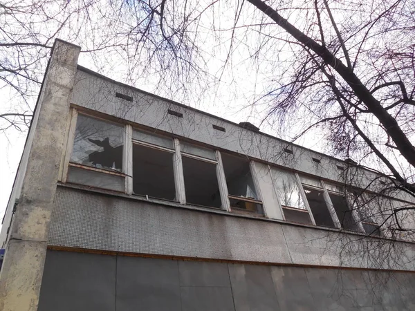 Terk Edilmiş Eski Bir Anaokulu Binası Bazı Pencereler Metal Levhalarla — Stok fotoğraf