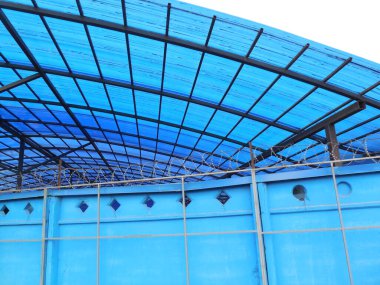 Parlak mavi polikarbonattan yapılmış şeffaf küresel kubbe. Açık iş alanının (depo) üzerindeki yapı metal desteklere monte edilmiştir..