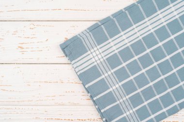 Beyaz ahşap zemin üzerinde mavi kareli mutfak masa örtüsü fotokopi alanı, konsept mutfak masası düz yatıyordu