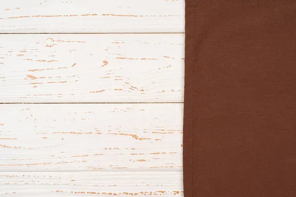 褐色亚麻布餐巾上的白色木制背景 菜单或配方用于背景 与文本的复制空间 桌上的褐色桌布 — 图库照片