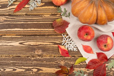 Portakallı balkabağı, elma ve yapraklı Şükran Günü arkaplanı. Şükran Günü sonbahar kartı. Düz yatıyordu. Boşluğu kopyala