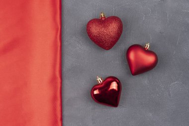 Sevgililer Günü arka plan kalpleri, renkli kalp şeklinde top, Noel arkaplanı. Kırmızı saten ya da gri arkaplan ve kalplerle ipek kenar