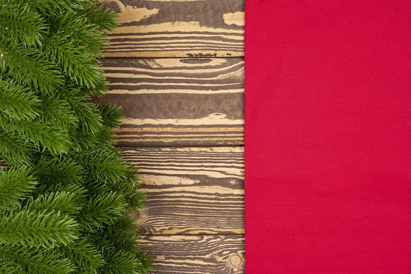 圣诞节和新年背景 杉树分枝 木制背景 红色餐巾或桌布 复制空间 — 图库照片