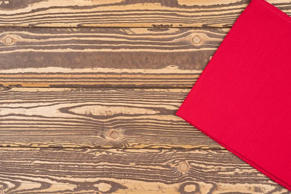 木制桌子上的红色桌布作为背景 面料质地 木制桌布 红色餐巾 — 图库照片