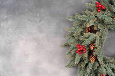 Yılbaşı dekoratif çelengi gri beton duvarda ve metin için fotokopi alanı var. Üst manzara Noel dekoru. düz yat