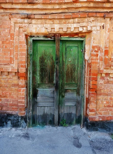 古い町のヴィンテージの家の天気の良い 木製のドア — ストック写真