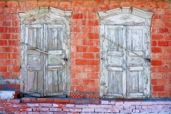 古い町のヴィンテージの家の2つの木製の窓 — ストック写真