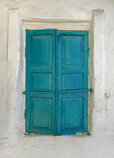 古い町のヴィンテージの家の青い木の窓 — ストック写真