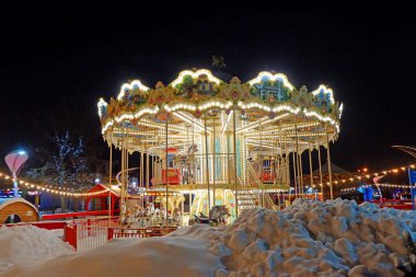 Güzel, parlak bir atlıkarınca kışın gece parkta