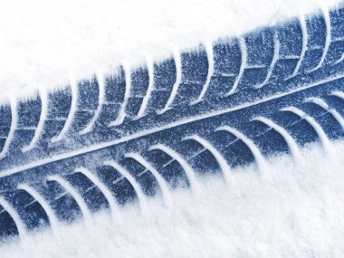 Kar yağışı sonrası siyah lastik.                               