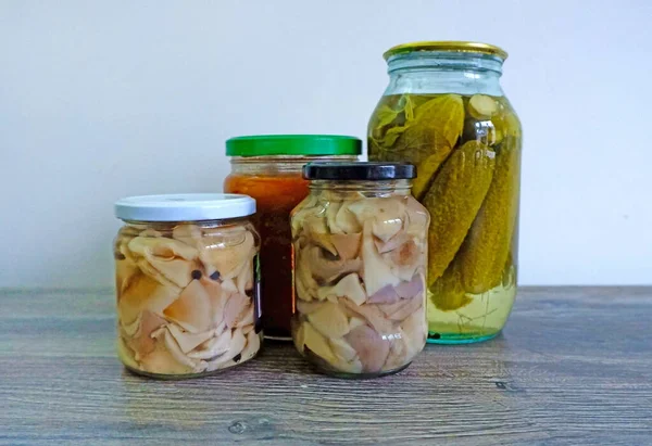 保存蘑菇和腌制泡菜的罐 自制泡菜 — 图库照片