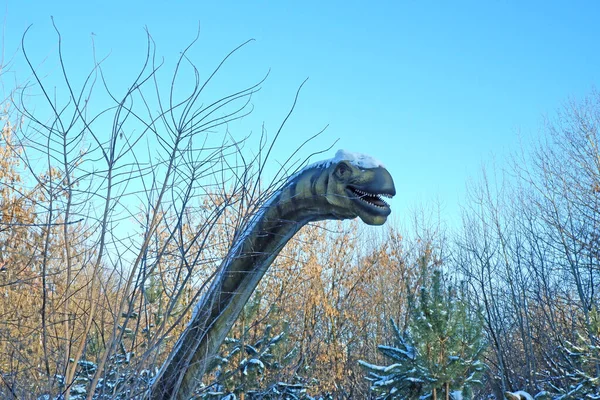 Głowa Dinozaura Parku Zimą Śniegiem Głowie — Zdjęcie stockowe