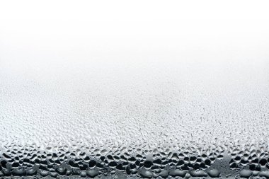 Camın üzerine siyah çiy damlaları, açık arkaplan