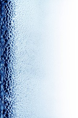 Camın üzerine siyah çiy damlaları, açık arkaplan