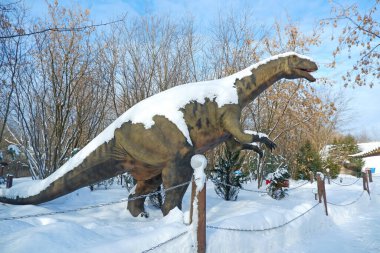 Kış parkında dev bir dinozorun yeniden yapılandırılmasını canlandırın.