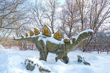 Kardaki Stegosaurus. Dinozorlar doğaları gereği yaşarken oldukları boyutlara inanırlar.