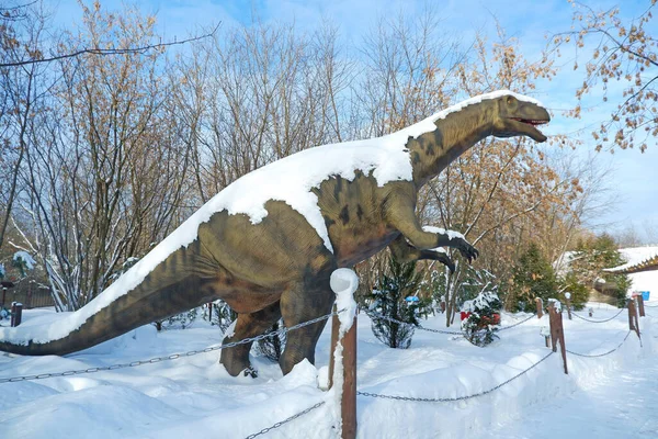 冬の公園での巨大恐竜の実物大復元 — ストック写真