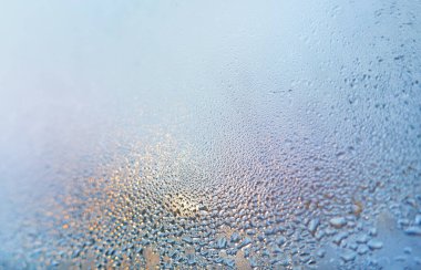 Doğal su damlaları cama düşer, cam camları buğulanır, güçlü, yüksek nem oranı olur, pencereden aşağı büyük su damlaları akar.