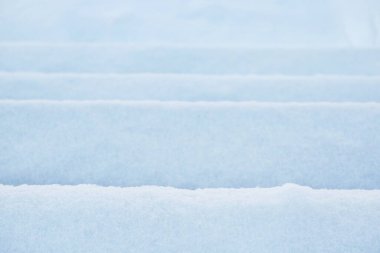 Kar manzaralı adımlar. Kışın kayak yapmak için buz kayağına giden merdiven. Çocukların kış eğlencesi.