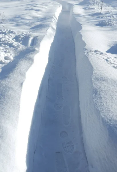 Winterweg Bedekt Met Sneeuw Zonnige Dag — Stockfoto