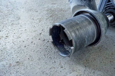 Matkap zımba. Punch delik. Yiv açma için bir araç. Yere vur. Kırık Beton