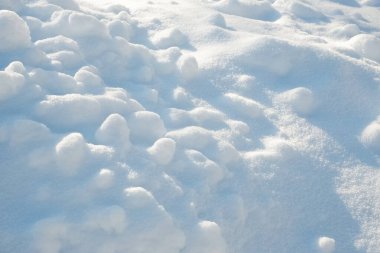Dağlarda kar tepecikleri, ince dokulu.