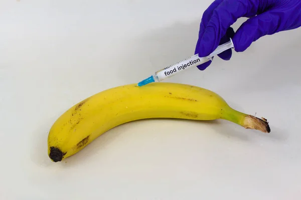 Injekce Banán Detailní Pohled Rukou Rukavici Držet Stříkačku Bílém Pozadí — Stock fotografie