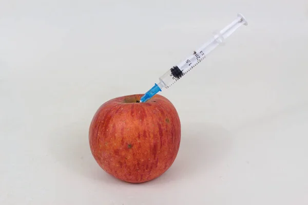 Injekce Jablka Injekční Stříkačkou Uvnitř Zblízka Pohled Izolované Bílém Pozadí — Stock fotografie