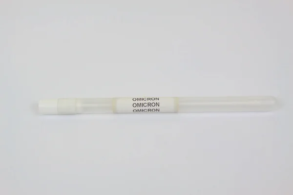 Covid Omicron Visão Close Recipiente Sonda Nasofaríngea Com Fundo Branco — Fotografia de Stock