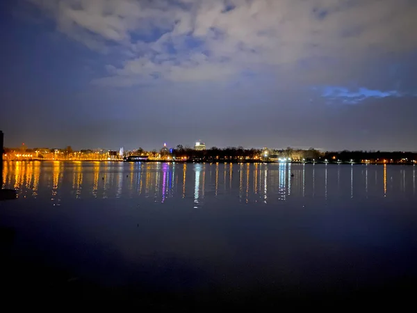 Lago Nocturno Con Cielo Reflejos Luces Vista Del Paisaje — Foto de Stock